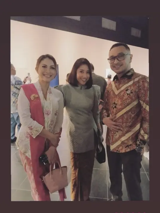 Cynthia Ganesha tampil manis dengan kebaya encim putih bermotif bunga pink. Dipadu dengan kain Batik pesisir dan selendang bahu pink [@cynthiaganesha]