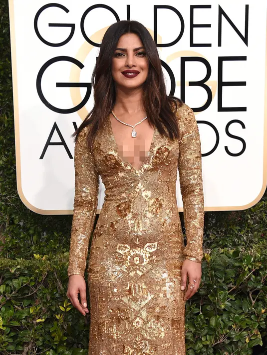 Bintang Bollywood Priyanka Chopra berpose di karpet merah ajang Golden Globe 2017 di California, Minggu (8/1). Menyempurnakan penampilannya, bintang Quantico ini memakai kalung putih yang melingkar indah di lehernya. (Jordan Strauss/Invision/AP)