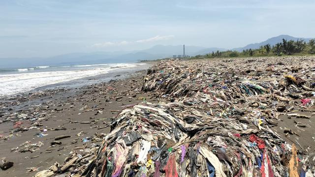 Suasana pantai Cibutun pesisir Loji penuh tumpukan sampah (Liputan6.com/Istimewa)
