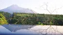 Pemandangan saat Gunung Merapi mengeluarkan asap terlihat dari Kaliadem, Sleman, DIY, Minggu (24/2). BPPTKG mengimbau masyarakat yang berada di Kawasan Rawan Bencana III untuk tetap tenang. (Liputan6.com/Gholib)