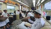 Sejumlah santri khataman Alquran di kereta Bandung menuju Surabaya. (Istimewa)