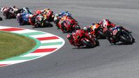 Pembalap Ducati Francesco Bagnaia (kiri depan) dan pembalap Yamaha Fabio Quartararo memimpin balapan selama MotoGP Mugello di Sirkuit Mugello, Scarperia, Italia, Minggu (30/5/2021). Fabio Quartararo berhasil meraih posisi pertama. (AP Photo/Antonio Calanni)