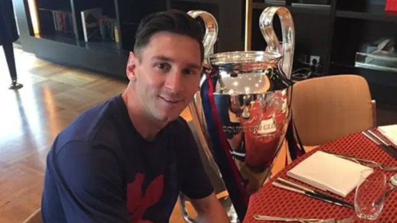 Lionel Messi sarapan bareng trofi Liga Champions (Instagram)
