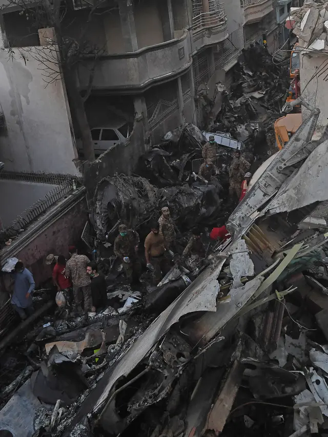 FOTO: Pesawat Pakistan Jatuh di Karachi, 97 Orang Tewas