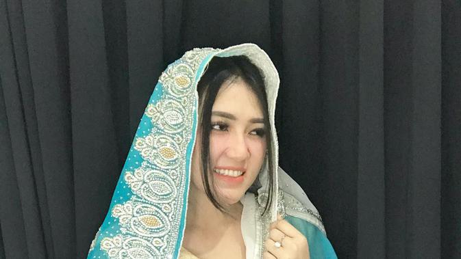 Via Vallen Cantik Berhijab di Video Klip Sempurnakan ...