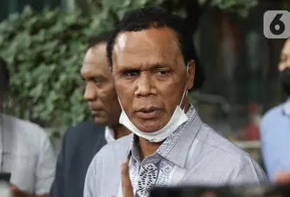 Tenaga Ahli PD Pasar Jaya, Rosario de Marshall alias Hercules (tengah) memberi keterangan kepada wartawan usai menjalani pemeriksaan di Gedung Merah Putih Komisi Pemberantasan Korupsi (KPK), Jakarta, Kamis (19/1/2023). Rosario de Marshall alias Hercules memenuhi panggilan KPK sebagai saksi di kasus suap penanganan perkara di Mahkamah Agung (MA). (Liputan6.com/Helmi Fithriansyah)