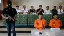 Dua warga Thailand tersangka penyelundup sabu-sabu, Prakob Seetasang (08) dan Adison Phonlamat (03) dalam konferensi pers di Kantor Bea Cukai Ngurah Rai, Denpasar, Senin (27/5/2019). Mereka ditangkap setelah mencoba menyelundupkan 989,66 gram sabu-sabu dari Bangkok menuju Bali. (SONNY TUMBELAKA/AFP)