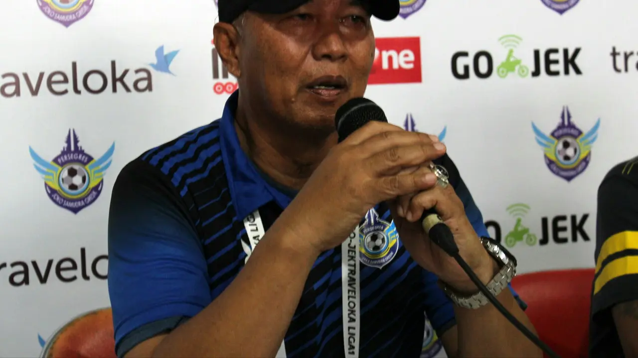 Pelatih Gresik United, Hanafi, bicara di konferensi pers usai laga melawan Perseru Serui, Sabtu (8/7/2017). 