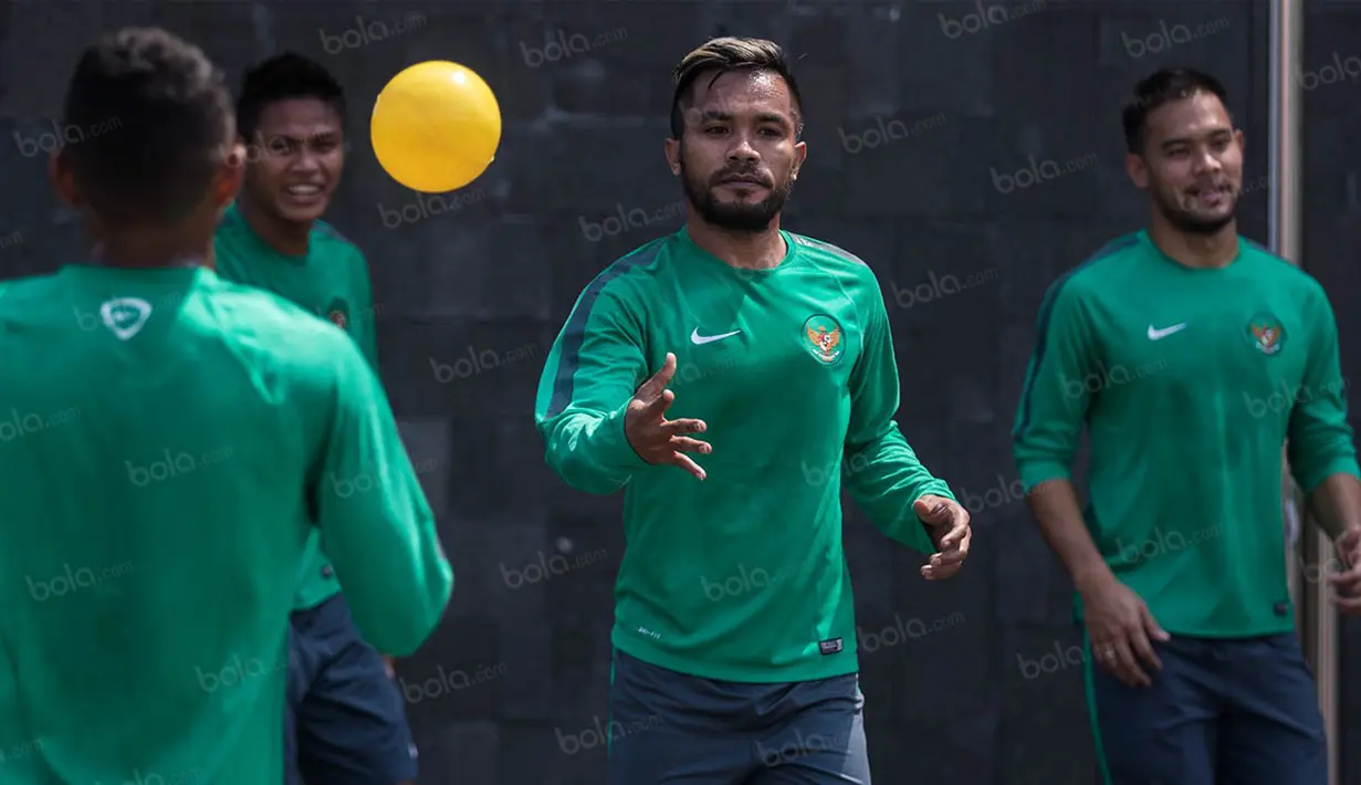 Bintang Persib Bandung, Zulham Zamrun, melempar bola saat latihan bersama timnas Indonesia jelang laga persahabatan melawan Malaysia. (Bola.com/Vitalis Yogi Trisna)