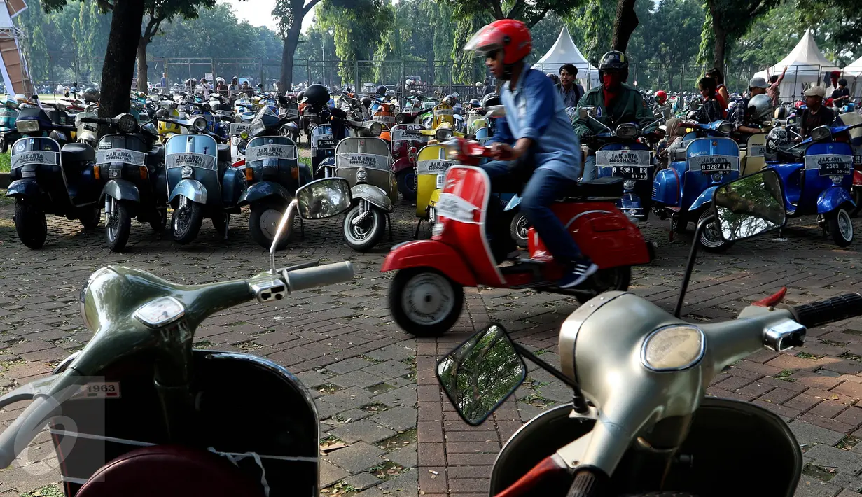 Penggemar vespa melaju di area Jakarta Mods Mayday 2017 di Parkir Timur Senayan, Jakarta, Sabtu (13/5). Jakarta Mods Mayday 2017 merupakan ajang berkumpulnya penggemar skuter Vespa. (Liputan6.com/Johan Tallo)