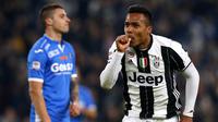 Bek Juventus, Alex Sandro, merayakan gol yang dicetaknya ke gawang Empoli pada laga Serie A di Stadion Juventus, Turin, Sabtu (25/2/2017). (AFP/Marco Bertorello)