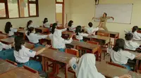 Guru seni tari di SMKN 12 Surabaya bernama Abing Santoso menari tarian kreasinya bersama para muridnya di kelas. Viralnya video Abing turut diapresiasi Menteri Nadiem Makarim. (Tangkapan Layar YouTube/Abing Tari (B_W))