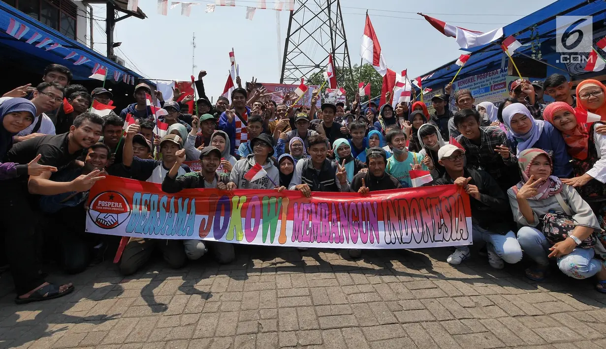 Anggota Disabilitas Indonesia Pospera (Posko Perjuangan Rakyat) Tuna Rungu Indonesia berfoto bersama sembari membentangkan spanduk saat mendeklarasikan dukungan terhadap Joko Widodo (Jokowi) di Jakarta, Minggu (19/8). (Liputan6.com/Herman Zakharia)