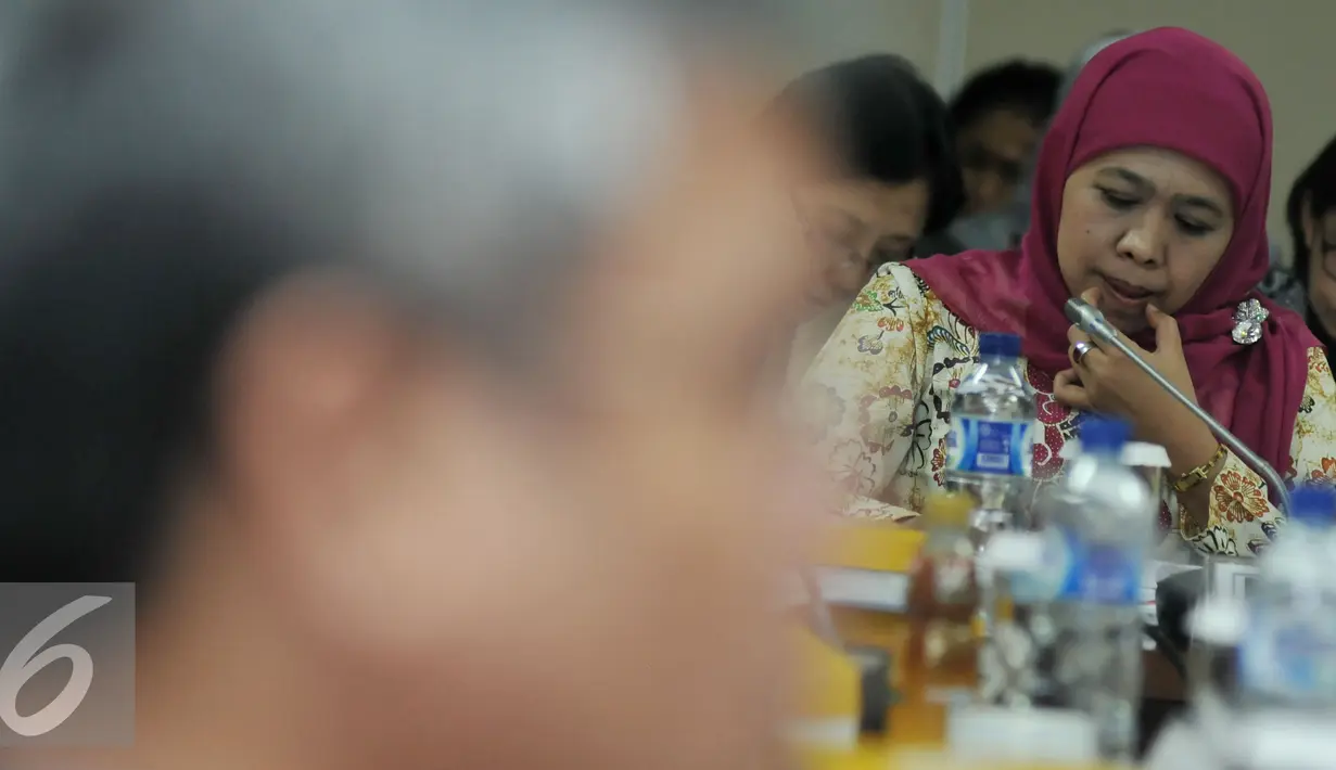 Khofifah Indar Parawansa terlihat serius mengikuti raker dengan Komite III DPD di Jakarta (9/2). Raker membahas Program Kerja dan anggaran Kemensos 2016 dan Kartu Indonesia Sejahtera serta RUU Penyandang Disabilitas. (Liputan6.com/Johan Tallo)