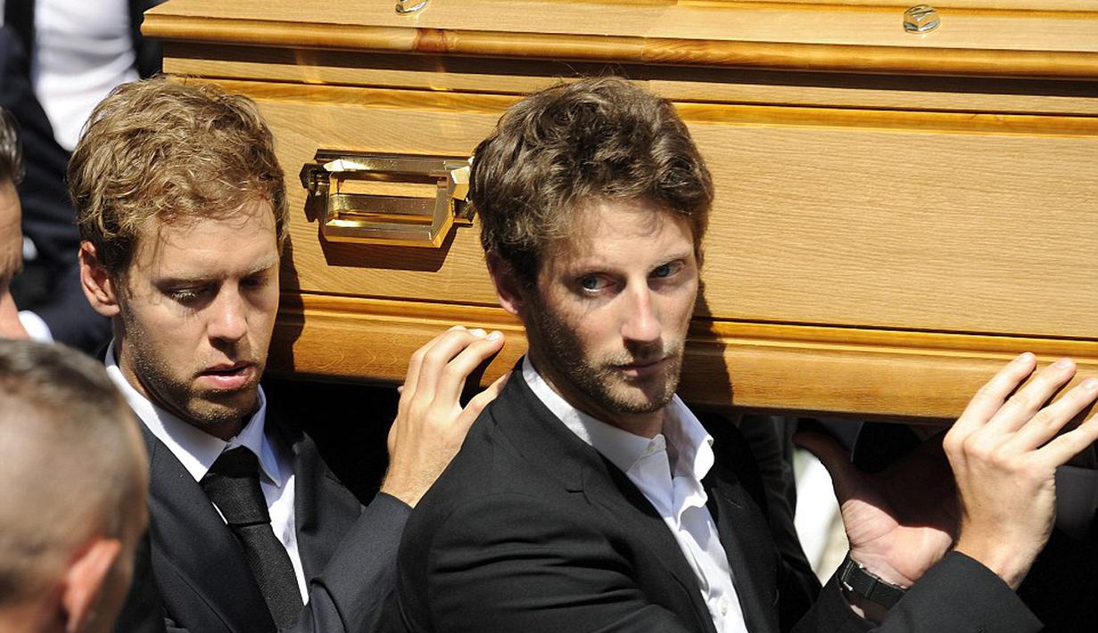 Pebalap F1, Sebastian Vettel (kiri) dan Romain Grosjean turut memanggul peti jenazah Jules Bianchi. (EPA)