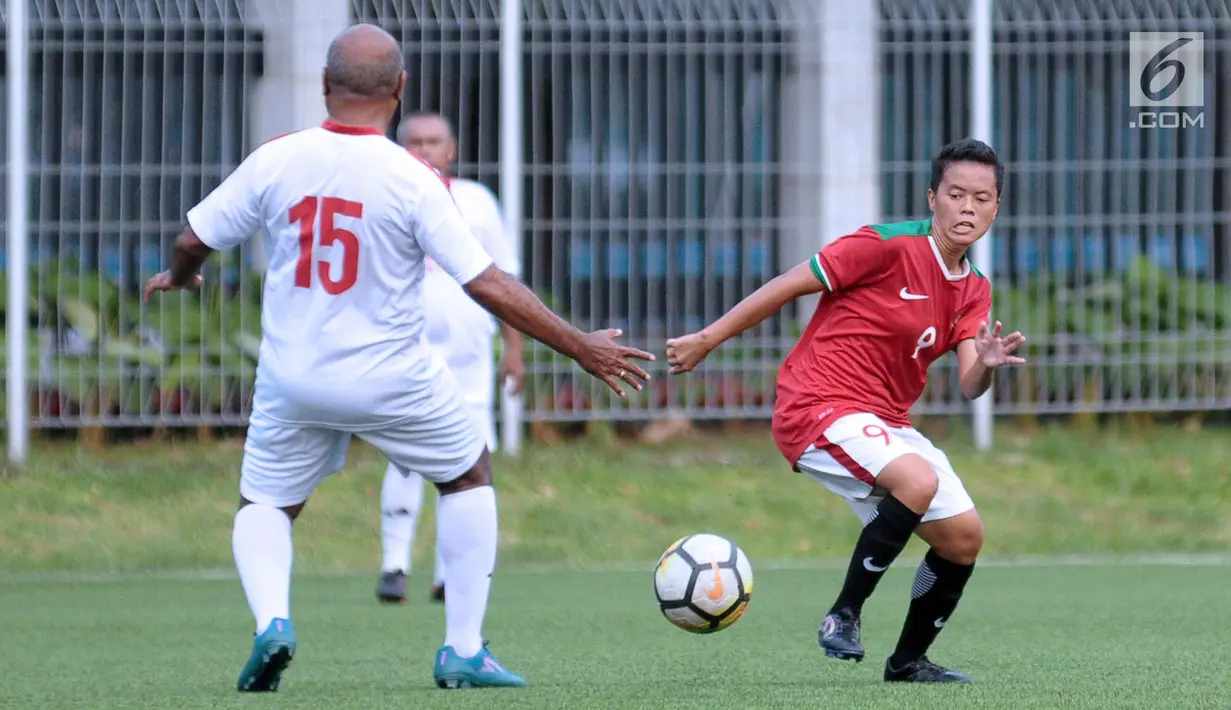 Pemain Timnas Wanita Indonesia (kanan) berebut bola dengan pemain tim Indonesian Football Ambassador di Lapangan C Kompleks GBK, Jakarta, Kamis (5/4). Uji tanding ini persiapan jelang Piala AFF Wanita 2018. (Liputan6.com/Helmi Fithriansyah)