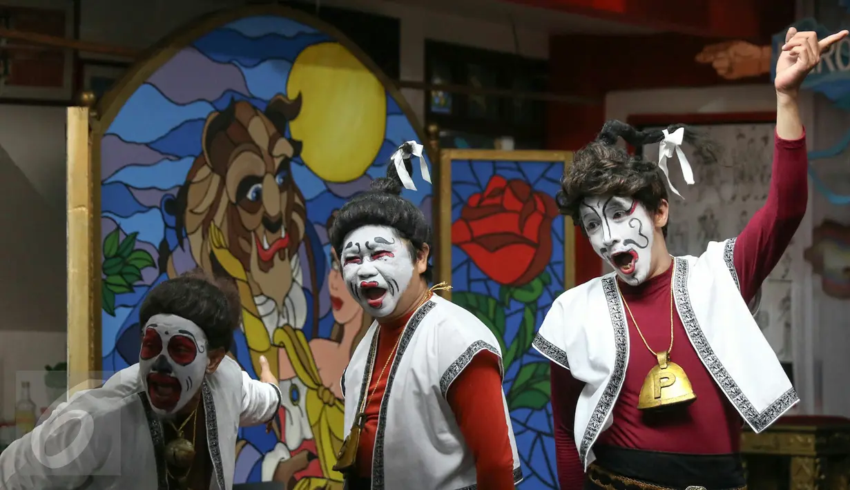  Tokoh Semar, Gareng dan Bagong saat menampilkan beberapa adegan dalam sesi latihan persiapan pra pementasan Semar Gugat di Sanggar Teater Koma, Tangerang, (24/2). Teater Koma menggelar Semar Gugat 3-10 Maret di GKJ. (Liputan6.com/Yoppy Renato)
