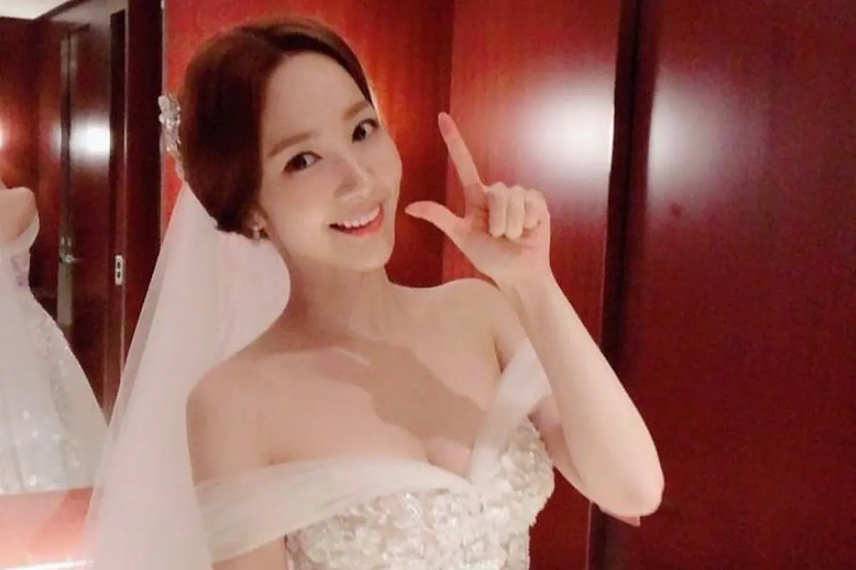 Bak Princess, Potret Park Min Young Kenakan Gaun Pernikahan Curi Perhatian