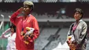 Atlet lompat jauh Indonesia, Rica Oktavia, hormat bendera saat seremoni usai meraih medali emas Asian Para Games 2018 di SUGBK, Jakarta, Senin (8/10/2018). (Bola.com/Vitalis Yogi Trisna)