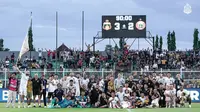 Para pemain dan ofisial Bhayangkara FC berfoto di hadapan papan skor Stadion Sumpah Pemuda, Bandar Lampung, Lampung, Minggu (5/4/2026). (Dok. Bhayangkara FC)