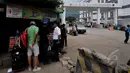 Calon penumpang menunggu bus di depan bangunan baru terminal Rawamangun yang sedang direvitalisasi, Jakarta, Kamis (12/3/2015). Revitalisasi terminal Rawamangun ditargetkan selesai Desember 2014, hingga kini belum beroperasi. (Liputan6.com/Johan Tallo)