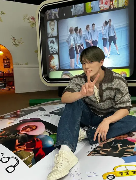 Bisa juga mengenakan atasan polo shirt oversize yang cukup dipadukan dengan celana denim panjang dan sneakers putih, seperti Jeno ini. [@leejen_o_423]