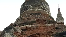 Kondisi sebuah pagoda yang rusak parah usai gempa bumi 6,8 SR di Bagan, Myanmar, Rabu (24/8). Kerusakan berat terjadi di Bagan yang merupakan situs arkeologi paling terkenal dan berjarak sekira 30 km dari titik pusat gempa. (REUTERS / Stringer)