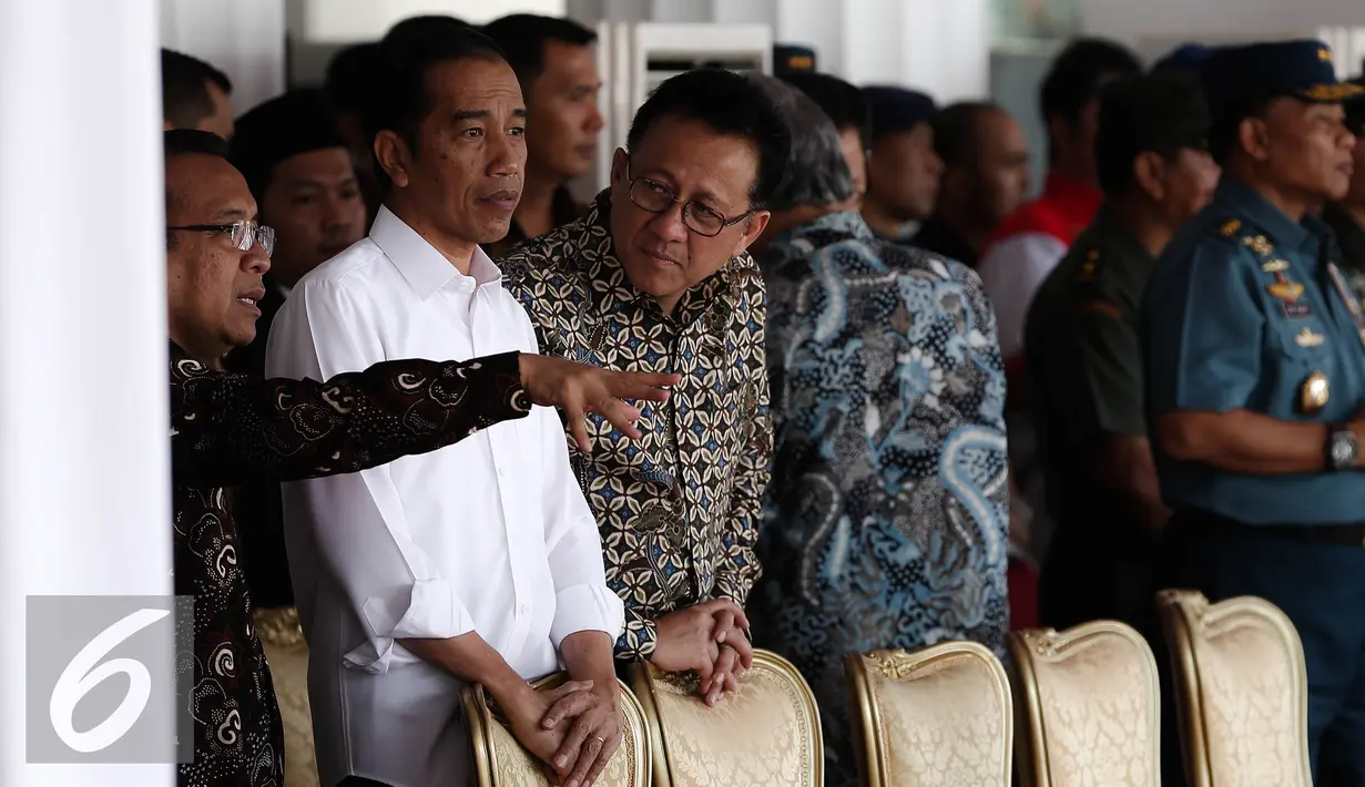Presiden Jokowi meninjau kegiatan gladi bersih upacara HUT ke-71 Kemerdekaan RI di Istana Merdeka, Jakarta, Senin (15/8). Jokowi didampingi oleh Ketua DPD RI Irman Gusman meninjau gladi bersih tersebut. (Liputan6.com/Faizal Fanani)