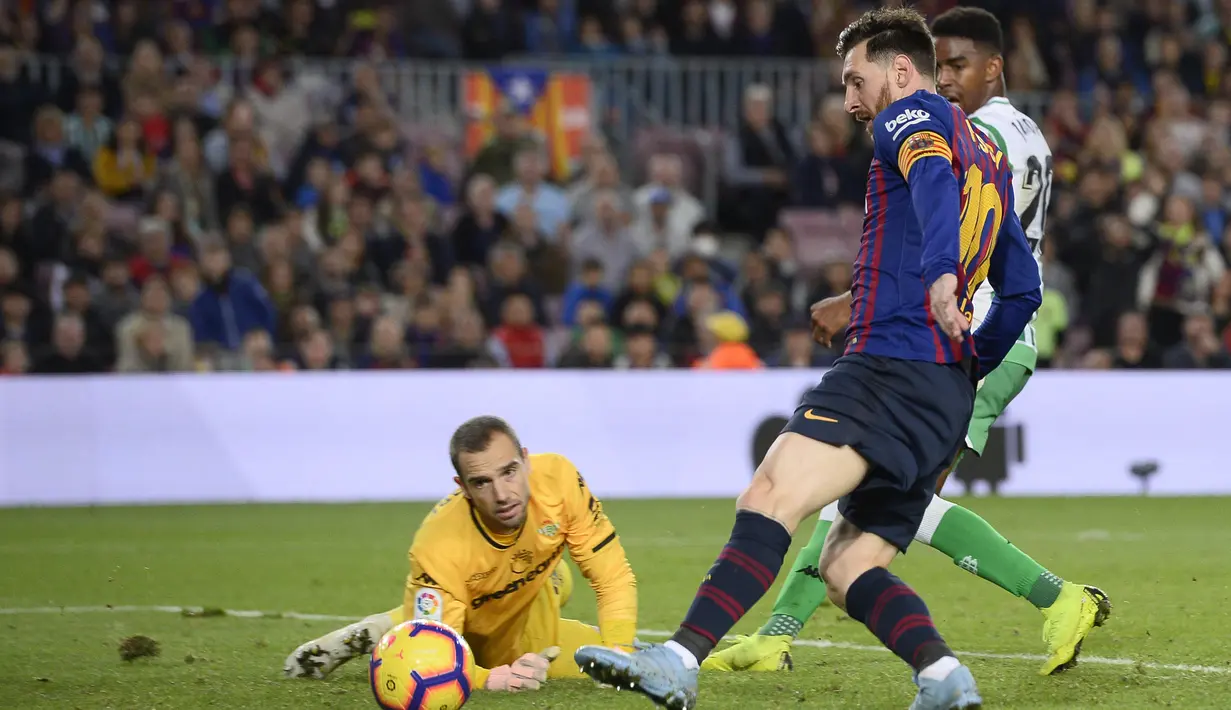 Lionel Messi mampu tampil apik dengan dua gol yang ia ciptakan pada menit ke-68 dan 92’ pada laga lanjutan La Liga 2018/19 yang berlangsung di stadion Camp Nou. Barcelona kalah 3-4. (AFP/Josep Lago)