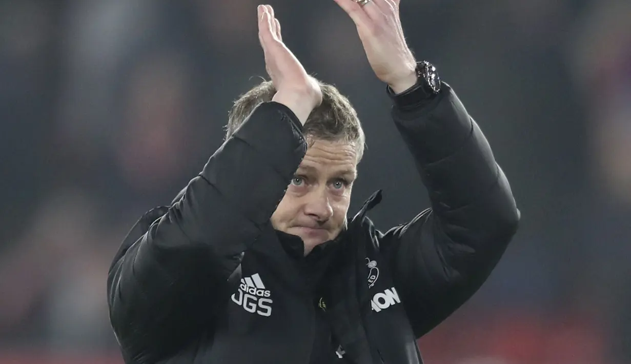 Pelatih Manchester United, Ole Gunnar Solskjaer bertepuk tangan usai pertandingan melawan Sheffield United pada lanjutan Liga Inggris di Stadion Bramall Lane (24/11/2019). MU bermain imbang 3-3 atas Sheffield Unite. (AP Photo/Jon Super)