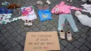 Sebuah instalasi pakaian dan mainan anak-anak tersebar di sepanjang jalan Carmo di pusat kota Lisbon, Portugal, Jumat, 30 Mei 2025. (AP Photo/Armando Franca)