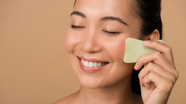 How To: Teknik Pijat Wajah Gua Sha untuk Kulit yang Tampak Awet Muda