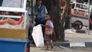 Seorang anak memungut sampah plastik di Jakarta, Rabu (12/9). Untuk mewujudkan target bebas pekerja anak pada 2022, Indonesia telah mengembangkan berbagai kebijakan. (Liputan6.com/Immanuel Antonius)