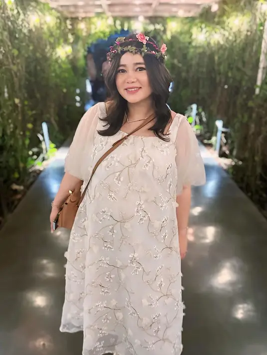 Mendapat kejutan manis dari sang suami, terlihat jelas kebahagiaan yang terpancar di wajah sang bumil. Penampilan wanita kelahiran 9 Juni 1986 itu di acara baby shower pun banjir pujian netizen. Wanita yang akrab dipanggil Ci Oliv itu semakin memancarkan aura bumil yang menawan. (Liputan6.com/IG/@sumargodenny)