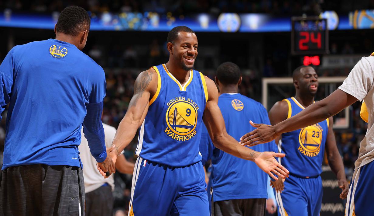 Pemain Golden State Warriors, Andre Iguodala #9 merayakan kemenangan timnya yang ke 15 secar beruntun usai mengalahkan Denver Nuggets 118-105 pada lanjutan NBA 2015-2016 di Pepsi Center, Minggu, (23/11/2015) (AFP Photo/ Doug Pensinger/Getty Images/AFP)