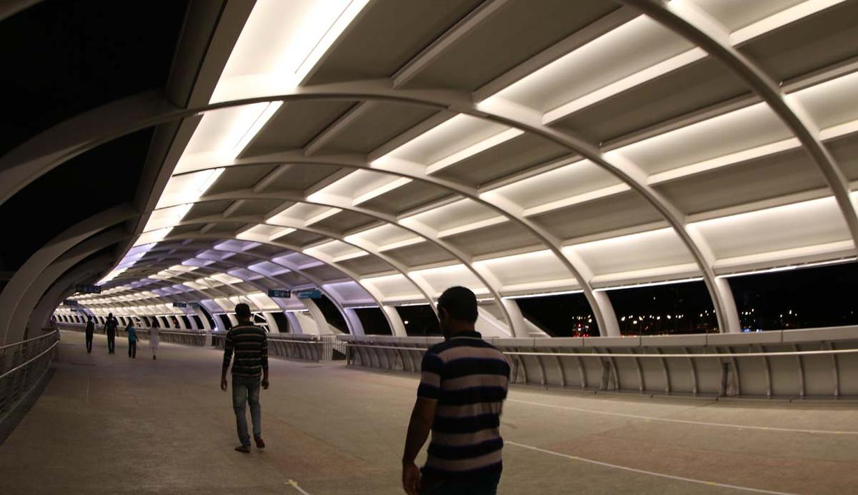 Jembatan penyeberangan menuju Stadion Nasional Singapura khusus dibangun jelang SEA Games 2015. (Bola.com/Arief Bagus)