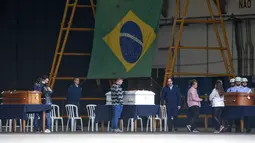 Para ahli forensik di jenazah Sao Paulo pada hari Selasa telah mengidentifikasi 35 jenazah dari 62 orang yang tewas dalam kecelakaan pesawat di daerah pemukiman Vinhedo pekan lalu, yang menewaskan semua orang di dalamnya, kata pihak berwenang. (Miguel SCHINCARIOL / AFP)