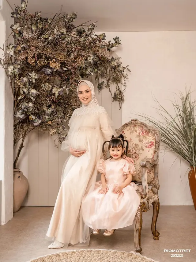 Kartika Putri pemotretan di usia kehamilan 8 bulan.