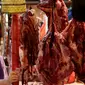 Warga membeli daging sapi di kios penjualan daging Pasar Senen, Jakarta, Kamis (22/6). Harga daging sapi segar diprediksi dapat melonjak hingga Rp 150.000 per kilogram sampai menjelang hari raya Idul Fitri 1438 H. (Liputan6.com/Angga Yuniar)