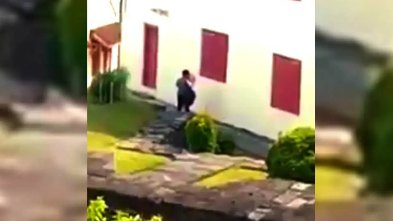Bercumbu di Benteng