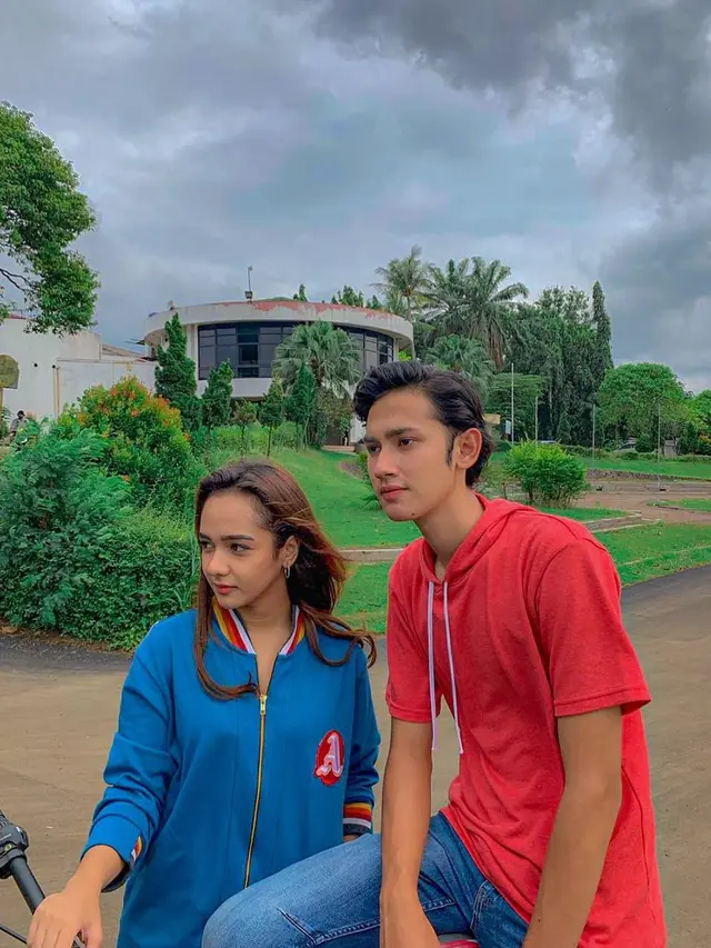 6 Potret Kompak Clay Gribble dan Dianda Sabrina, Main Bareng di Dari Jendela SMP