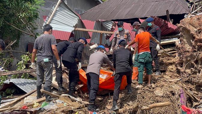 Air Mata Anggota Brimob Tumpah Saat Temukan Jenazah Ibunda di Reruntuhan Longsor Sibolga
