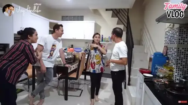 Potret Dapur Ayu Ting Ting yang Minimalis, Kaya Warna Putih dengan Tembok Nuansa Green Screen