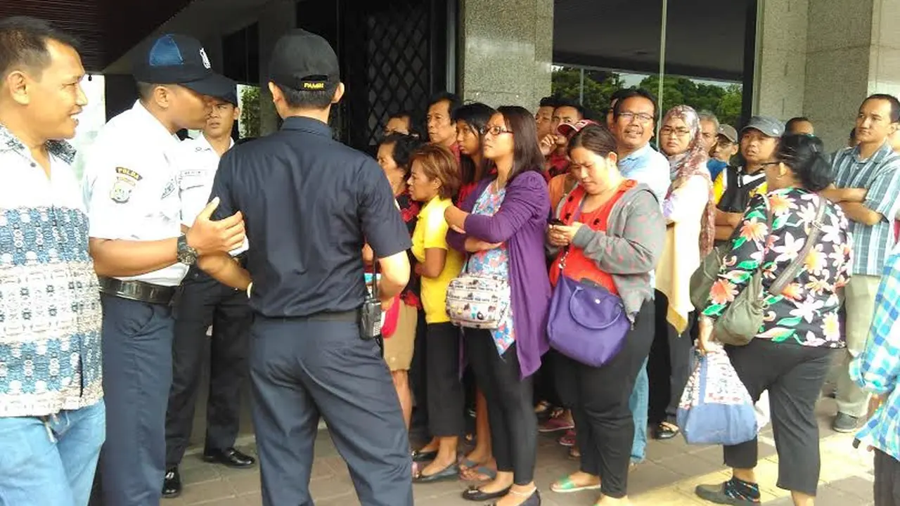 Ratusan orang berkumpul di depan Kantor Perwakilan Bank Indonesia (BI) Provinsi DKI Jakarta, Jalan Djuanda, Jakarta Pusat pada Jumat (13/1/2017). (Liputan6.com/Fiki Ariyanti)