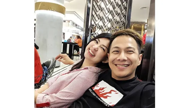7 Potret Mesra Delon Thamrin dan Sang Kekasih, Bakal Nikah?