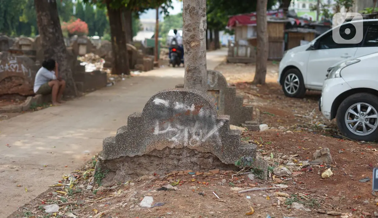Warga beraktivitas di sekitar Taman Pemakaman Umum (TPU) Menteng Pulo, Jakarta, Selasa (3/12/2019). Pemprov DKI Jakarta berencana merevitalisasi 17 TPU serta akan melakukan perluasan lahan makam hingga 794,83 hektar. (Liputan6.com/Immanuel Antonius)