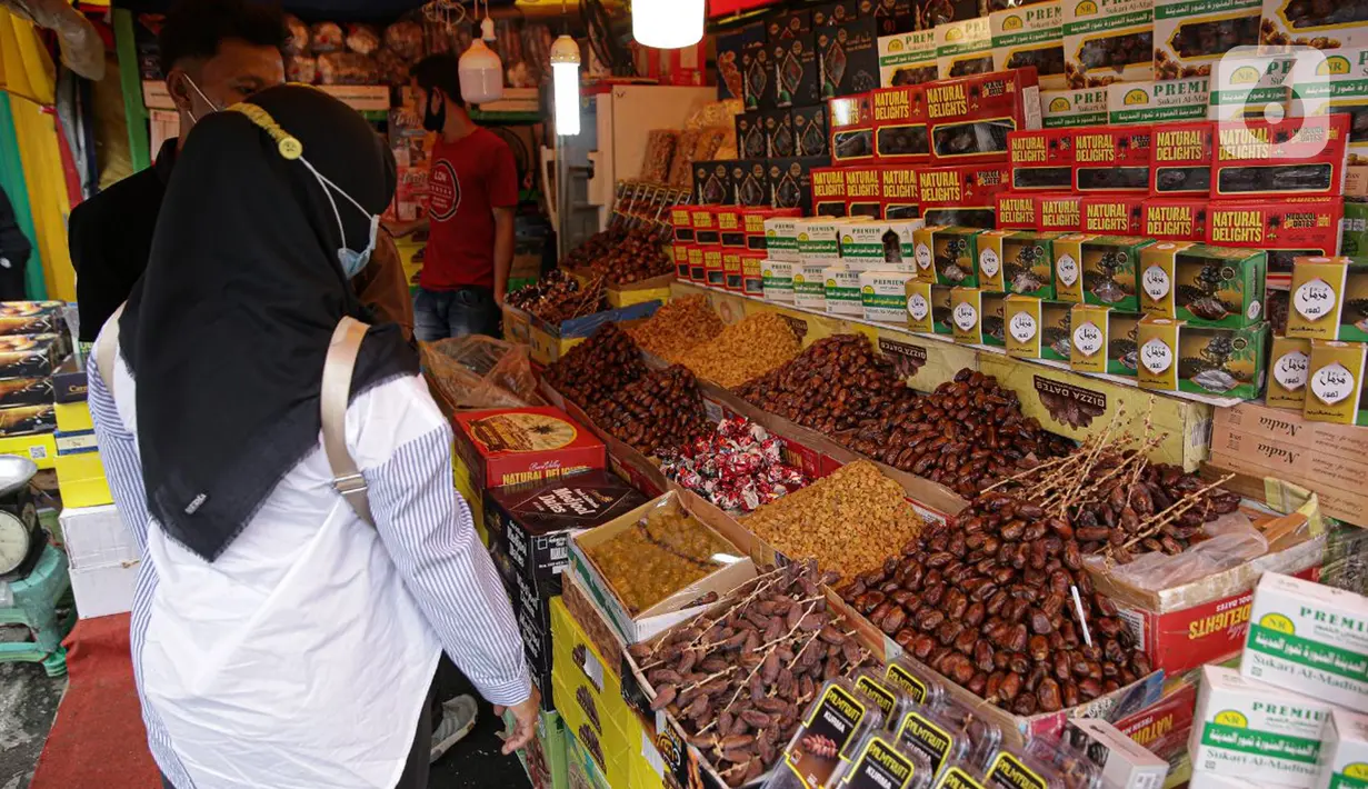 Seorang pembeli memilih Kurma di kawasan Tanah Abang, Selasa (13/4/2021). Kurma merupakan salah satu makanan pilihan ummat muslimpada bulan Ramadhan untuk berbuka puasa. (Liputan6.com/Faizal Fanani)