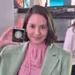 Pevita Pearce ungkap fitur Samsung Galaxy Z Flip 5 di Galaxy Unpacked, Seoul, Korea Selatan (Rabu (26/7/2023) (Liputan6.com/Giovani Dio Prasasti)