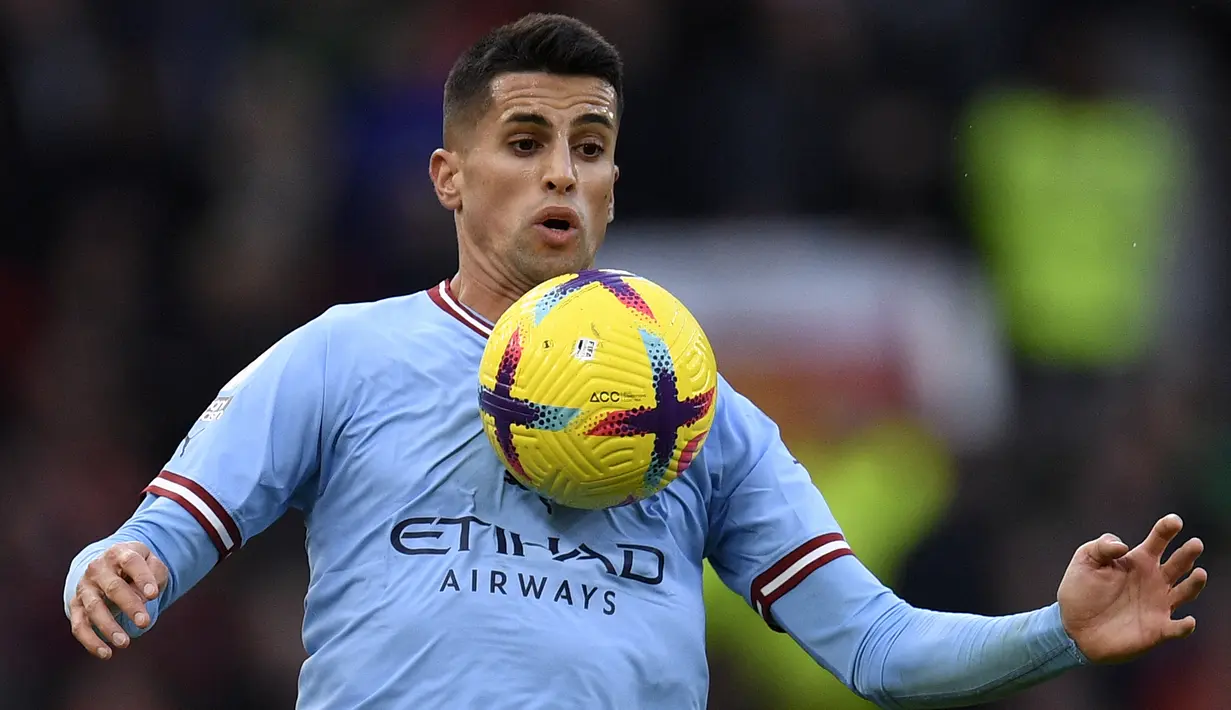 Bek Manchester City, Joao Cancelo mengontrol bola saat menghadapi Manchester United dalam laga Liga Inggris 2022/2023 di Old Trafford Stadium, Manchester (14/1/2023). Joao Cancelo menjadi pemain terbaru yang hengkang setelah berkonflik dengan Pep Guardiola di Manchester City. Pada bursa transfer Januari 2023 bek kanan Portugal tersebut memilih dipinjamkan ke Bayern Munchen dengan opsi dipermanenkan akibat tak jadi pilihan utama lagi dalam beberapa laga terakhir. (AFP/Oli Scarff)
