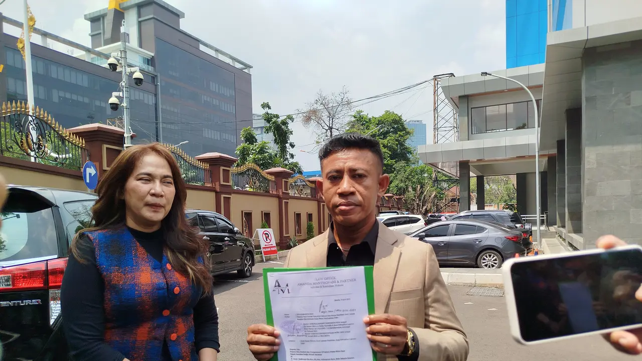 Yansen Ohoirat, penasihat hukum korban kasus pelecehan seksual yang diduga dilakukan mantan Rektor Universitas Pancasila, Edie Toet Hendratno, usai mendatangi Divisi Propam Mabes Polri pada Rabu (16/4/2025). (Liputan6.com/Ady Anugrahadi)